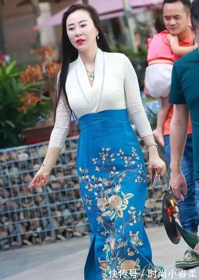 穿搭|辣妈就是会穿，拼色修身长裙，穿出复古时尚风，优雅又知性