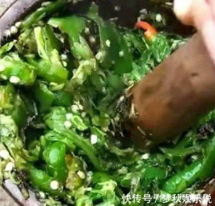 朋友|朋友来做客,家里只有辣椒,简单处理后,朋友都吃“嗨”了!