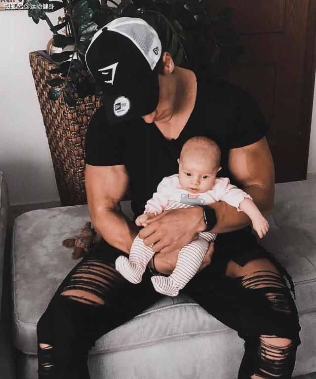 胸肌|臂围45cm，二头肌似小山包的猛汉奶爸，还自带肌肉抽筋绝活