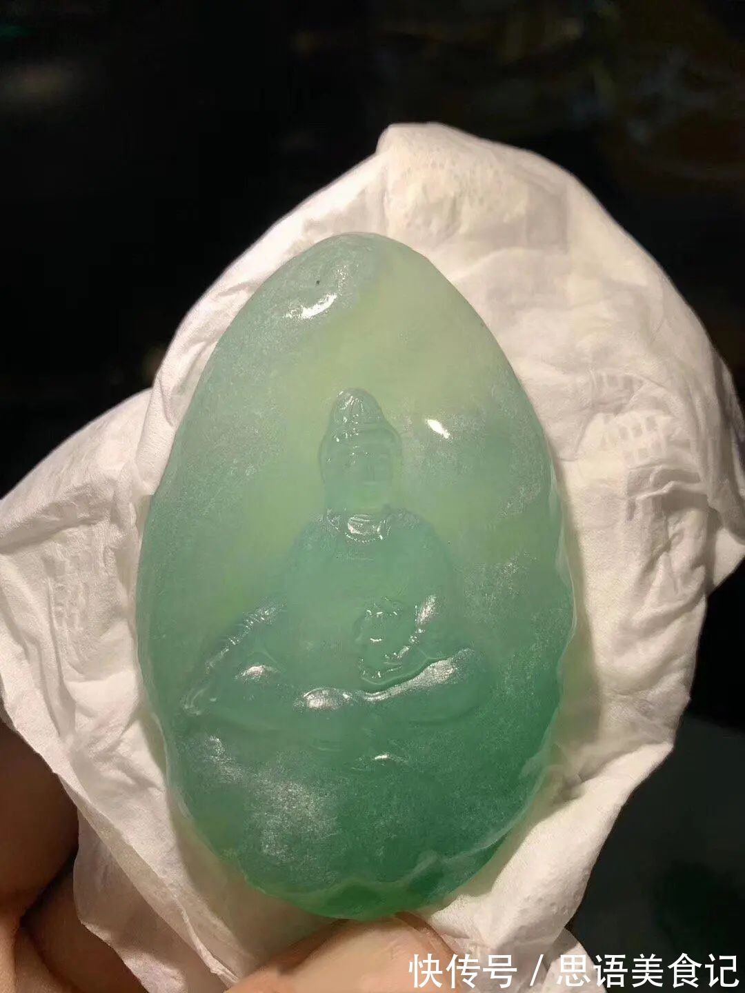 雕刻&一块晴底阳绿的翡翠片料,雕刻自在观音,让你看到不一样的玉雕作