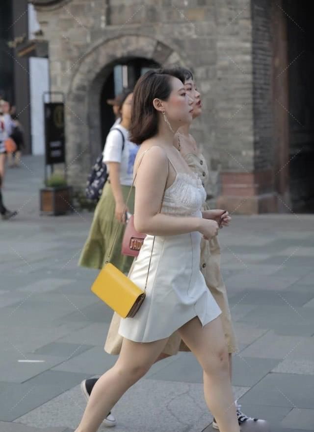 白色连衣裙|白色连衣裙搭配姜黄色的高跟鞋，“时尚气质”散发的淋漓尽致