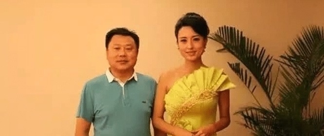 她是央视主持人，却嫁给了大自己20岁的老公，两人站一起就像父女