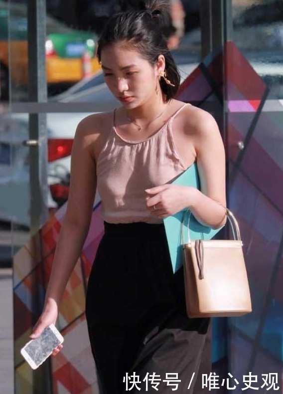 颜值|街拍美女:高颜值女神时尚装扮有亮点,小吊带藏不住好身材