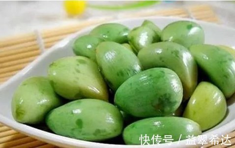 冰糖|腌制腊八蒜应该这样做,只加醋就错了,再加点“它”蒜瓣更脆更香