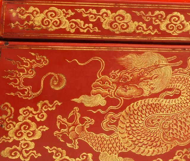 明永乐年间的古董经匣,红漆底戗金龙纹,属于皇室一级宝贝