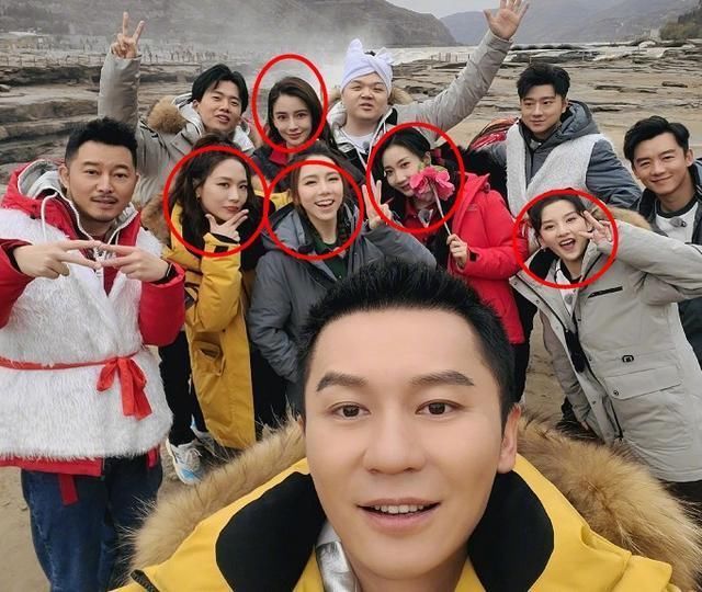 欢乐喜剧人|李晨晒出《跑男》合照,有谁注意郭麒麟的脚,比五位女嘉宾还亮眼