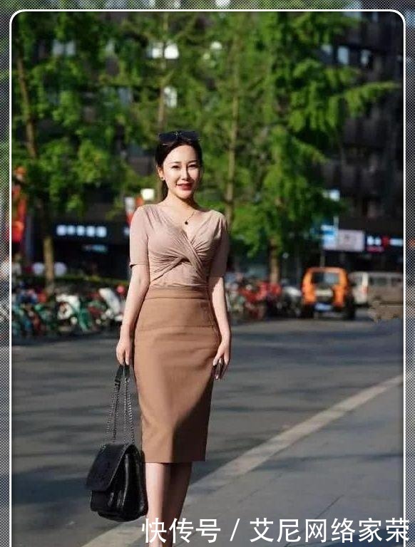 韵味|街拍:年纪大了又如何?看这位走在时尚前沿的美女辣妈,充满韵味