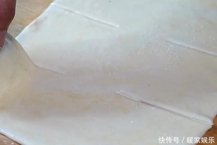 烙饼时,不要傻傻只放油,面点师教你一招,饼柔软起层又筋道