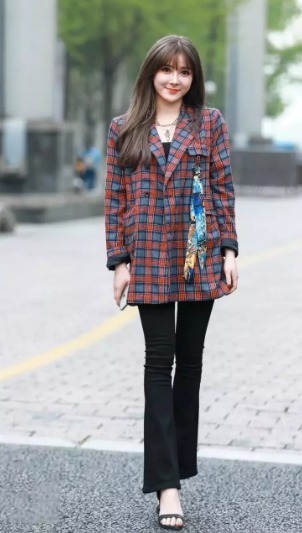 街拍衣着时尚靓丽的小姐姐,一定很有爱心吧