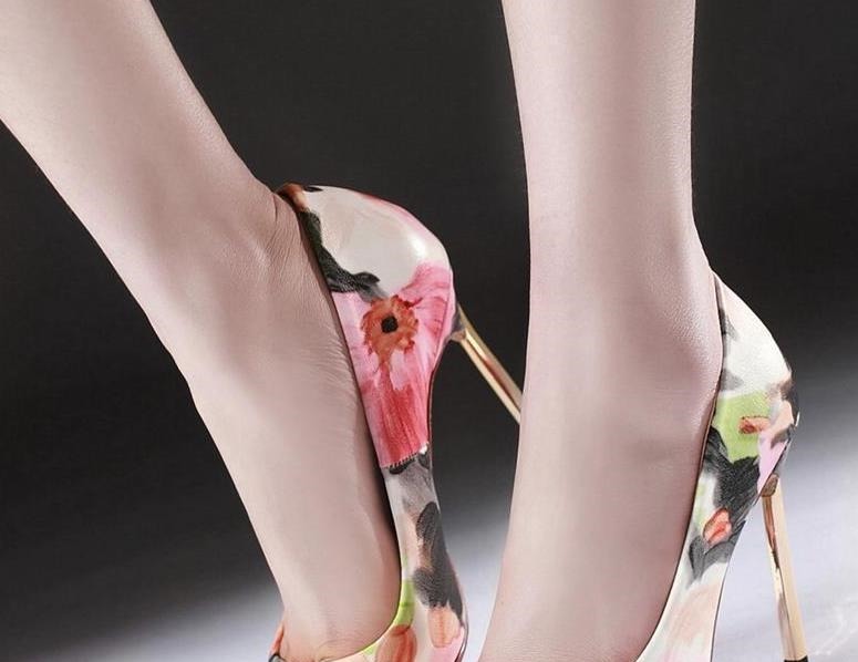 细跟 露趾细跟高跟鞋,凸显柔美风情,不经意间流露文雅范儿