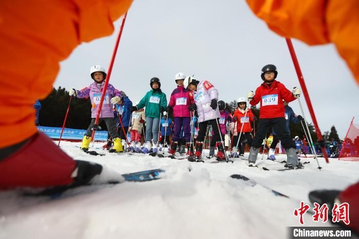 刘占昆|南方城市的冰雪运动热：江西五百名孩童春节前学滑雪迎冬奥