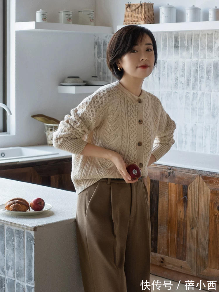 套头|冬天建议多穿“毛衣”,选这5类颜色就够了,怎么搭配时髦洋气