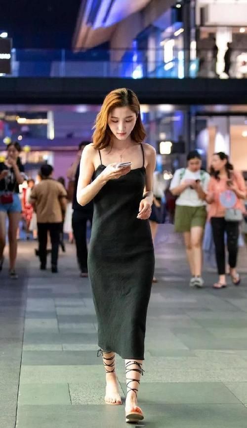 姐姐穿着这件吊带连衣裙，搭配着乐队的凉鞋，很漂亮很漂亮