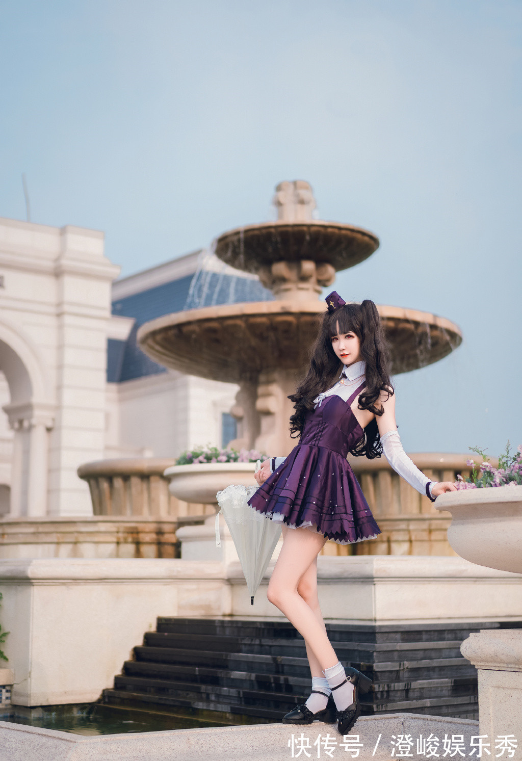 坂凛|FGO伊什塔尔COS,身穿紫色小礼服侧坐喷泉边,这个真不是远坂凛