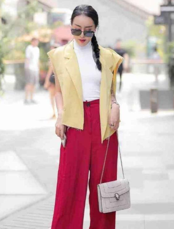 街拍:小姐姐短裤搭配T恤,加上红色的眼镜,清爽而有型