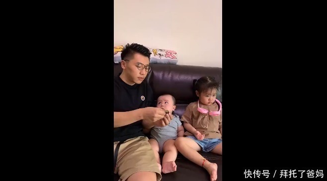 爸爸妈妈|爸爸只顾给姐姐吃水果,弟弟满脸委屈,弟弟我还是你亲生的吗