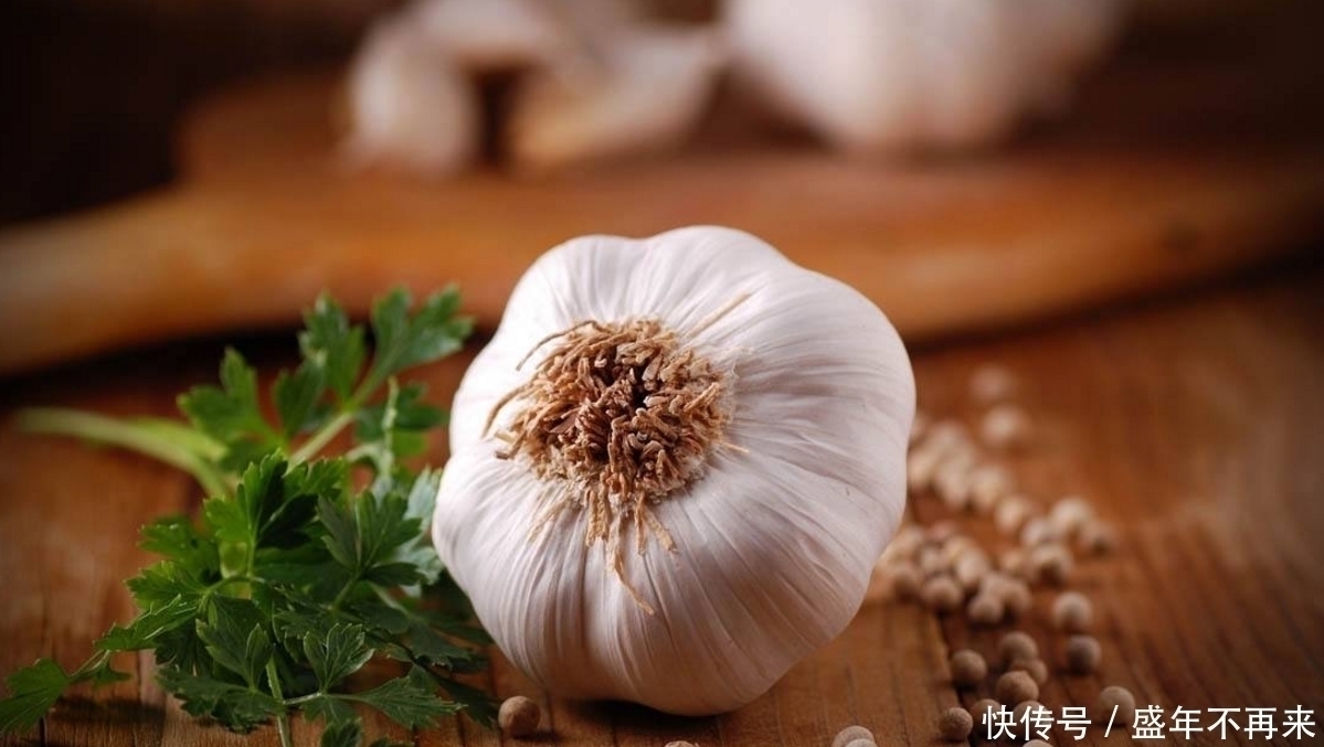 中老年人|大蒜加一物,每天吃几口,躲开肾病,三高不犯,血管干净!
