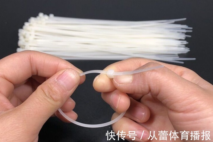 原来扎带上有一个小机关，不用剪断，一碰就能打开，可以重复使用