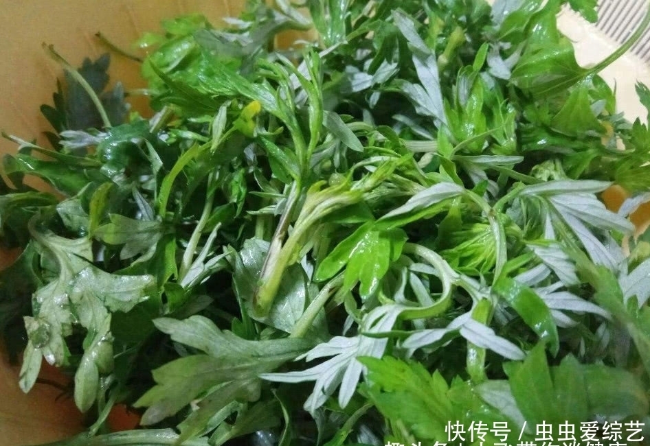 每晚|女人每晚睡前用“艾叶”泡脚,坚持一个月,3个“好处”跑不了