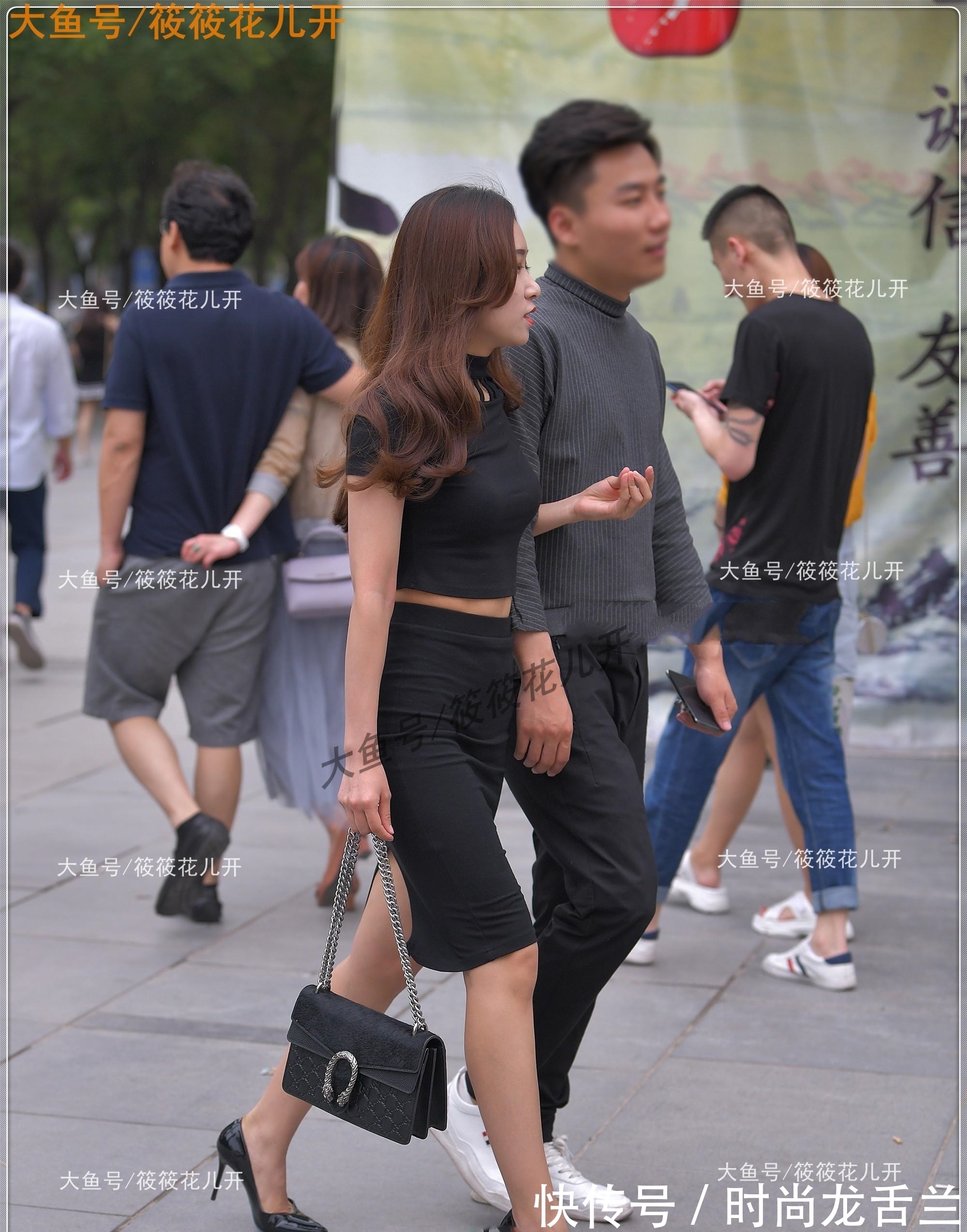 高跟鞋|黑色修身短袖搭配同色半身裙，设计独特，美感十足