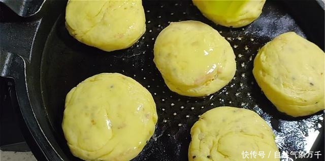 面团|玉米面饼这样做，加多一种材料，口感丰富，吃着蓬松柔软，真香