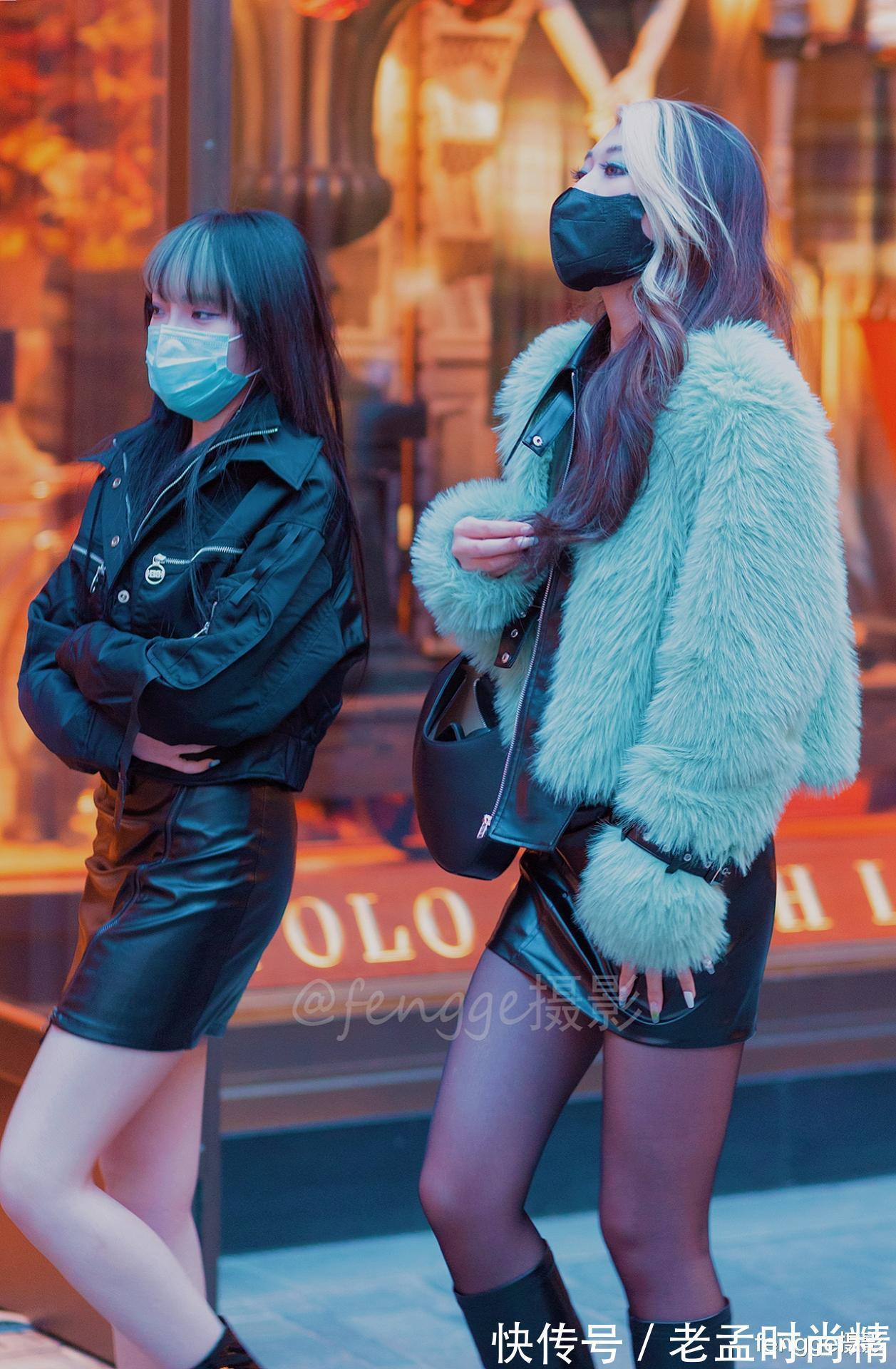 美女|街拍: 俩美女同穿黑皮裙, 黑丝袜配长靴或是光腿穿短靴, 都不错