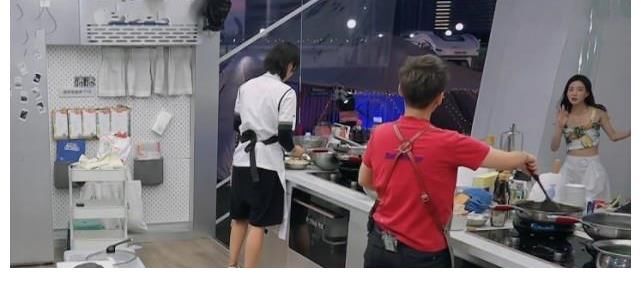 宁静|《中餐厅》偶像包袱最重的嘉宾,别人在忙她补妆,比宁静还能化