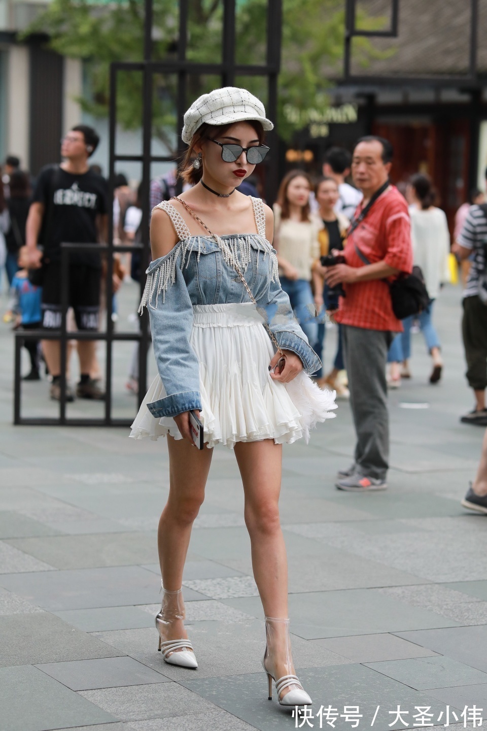 美女|美女街拍:收腰显瘦的穿搭,浑然天成的时髦精,好想请她吃顿饭,在聊聊天