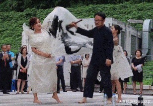 |搞笑GIF：突然感觉不对劲 以后再也不穿裙子帮人推车了