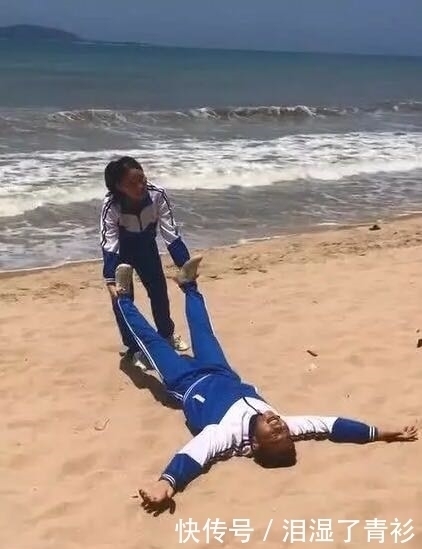 情侣在海边拍校服婚纱照,网友说太难看,修完照片之后,很惊艳