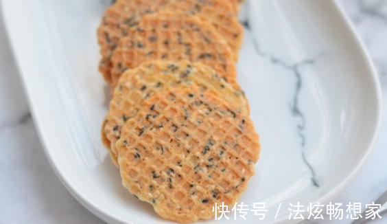 芝麻|平底锅就能搞定的芝麻薄脆饼，做法一看就会，吃一口就上瘾