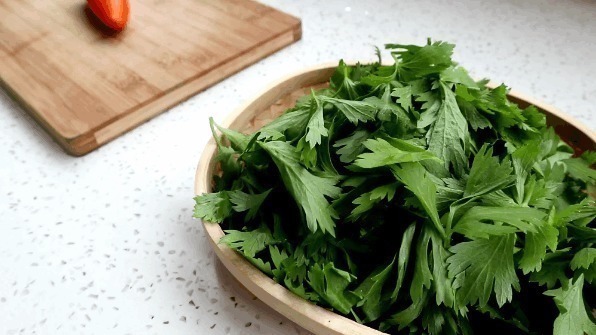 芹菜梗|天冷了,这蔬菜该多吃,浑身是宝,叶子不少人当垃圾扔了,太可惜