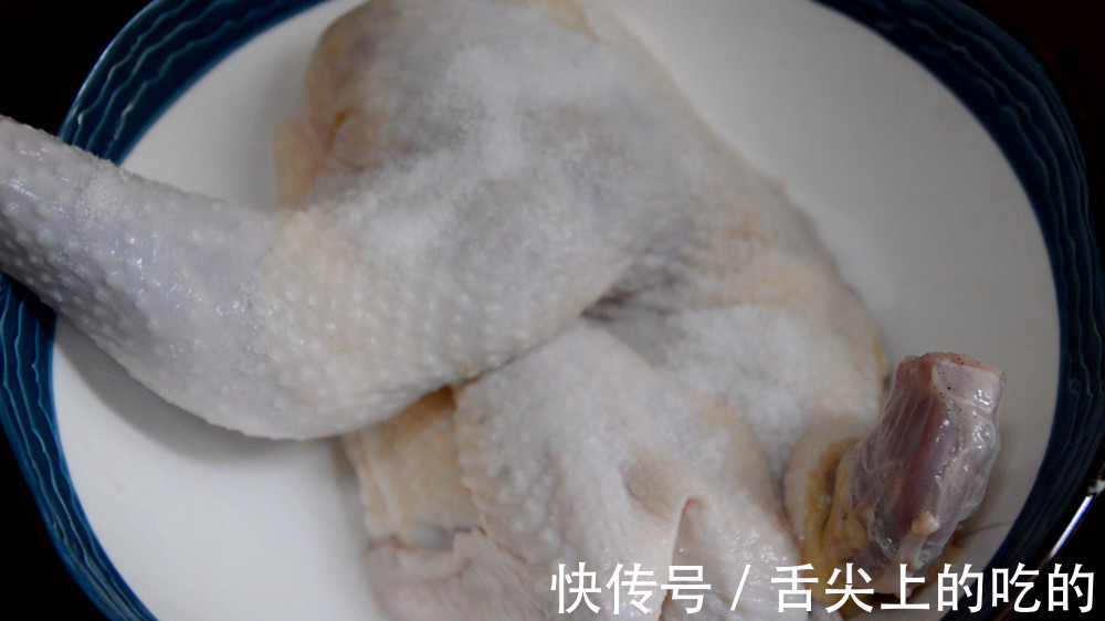 母鸡|一只鸡直接扔入电饭煲里，不加油不加水，出锅比广东烧鸡好吃10倍