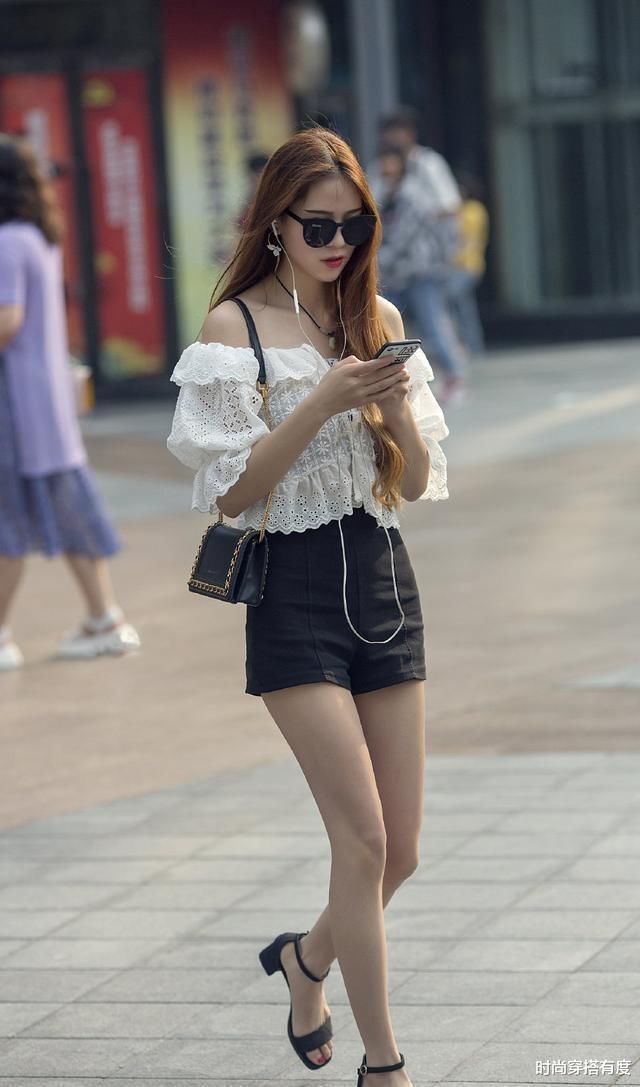 时尚小姐姐牛仔裤裤精致迷人，穿起来更轻松，花样百出