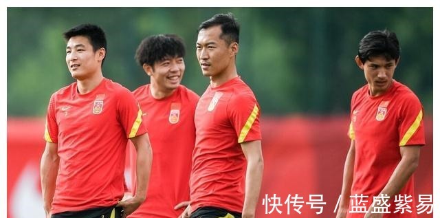 国足|国足就剩这点优点了!吴曦给武磊出难题,后者自黑化解尴尬!