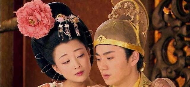 梳头|皇帝在梳头时感慨膝下无子,太监跪地相告:皇子在冷宫,已经6岁了