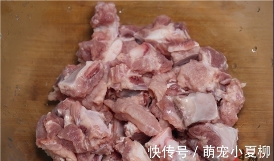 买排骨时,找“肉多”还是“肉少”的好?肉贩子无意透了底,看看