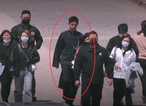 《极限挑战》新一轮录制路透，邓伦生图帅气，我却对霸气李现着迷