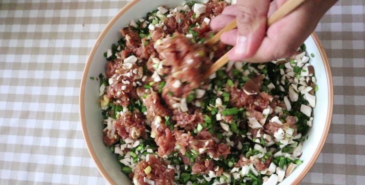 好吃|最简单最好吃的包子做法，薄皮大馅，皮酥馅香，儿子一盘不够吃