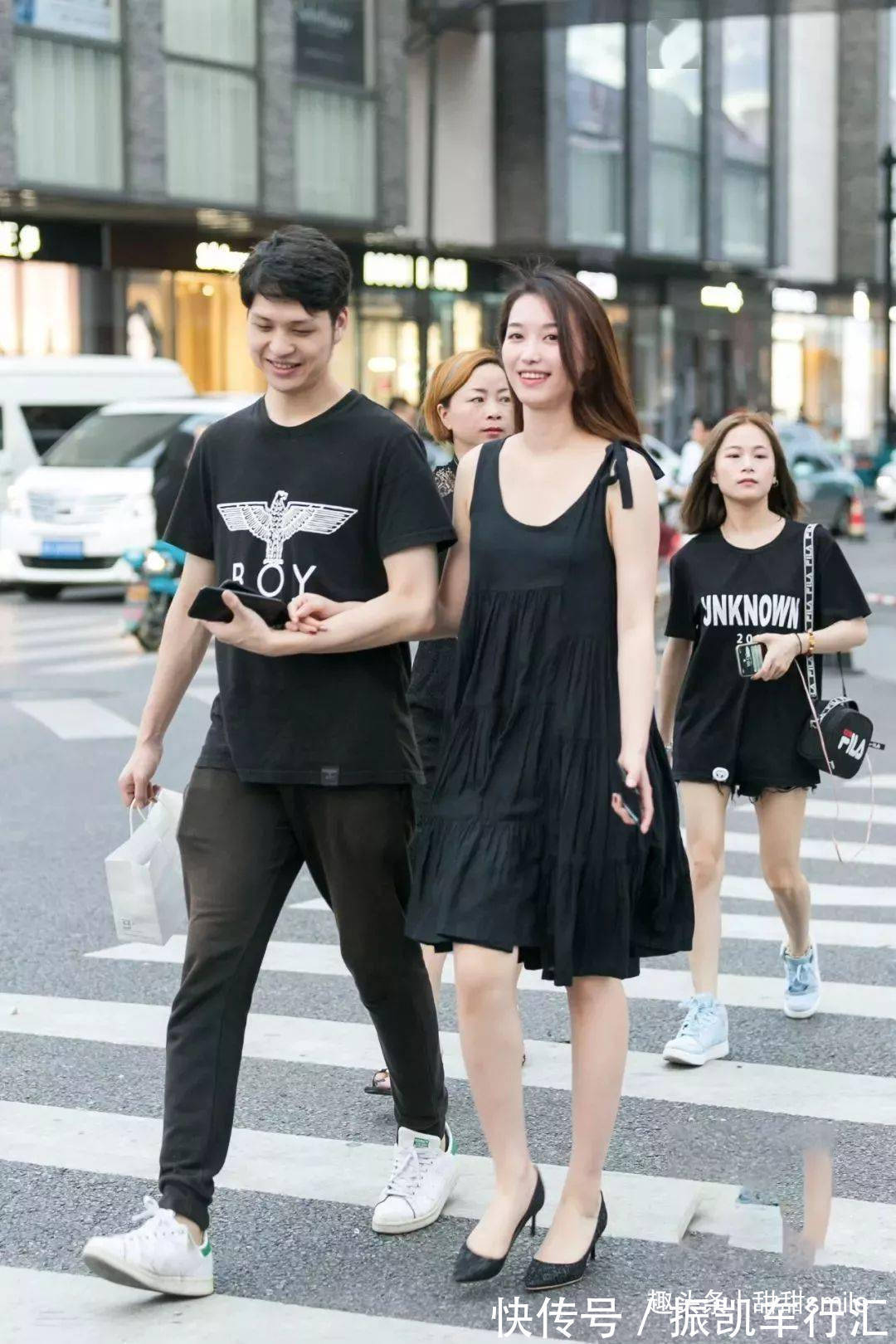 单鞋 美女脚上搭配了一双黑色的低跟单鞋，穿起来也显得比较有韵味