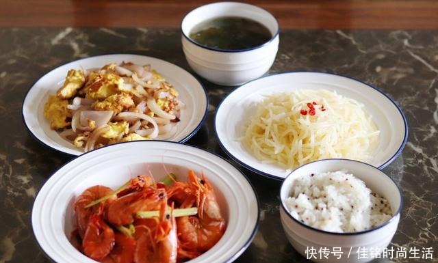 晒晒我家宝爸做的午餐,三菜一汤30分钟搞定,网友精致又美味