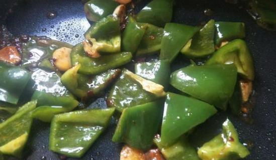 清炒鱿鱼圆椒,炒前泡一泡,味道更加好哟