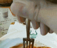 |搞笑GIF趣图:小时候,记得有次犯事儿被揍,忍着不哭