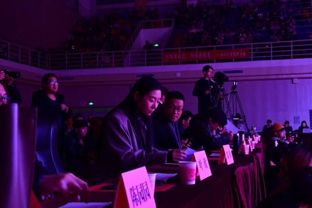 冬天的第二场雪和今晚的校园歌手大赛更配噢~