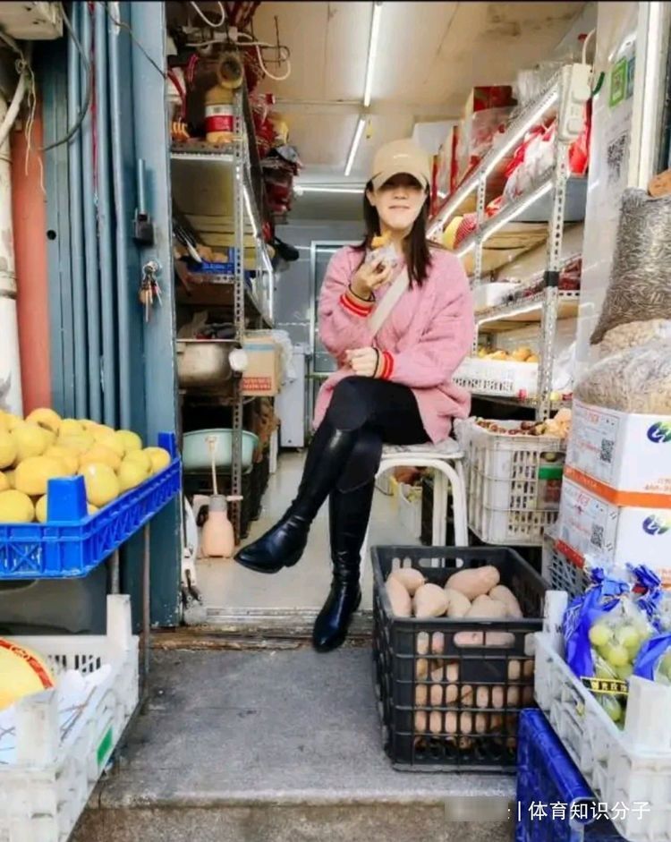 王楠|亿万富婆都吃啥?有钱人王楠去地摊买烤地瓜吃,财大气粗不占便宜