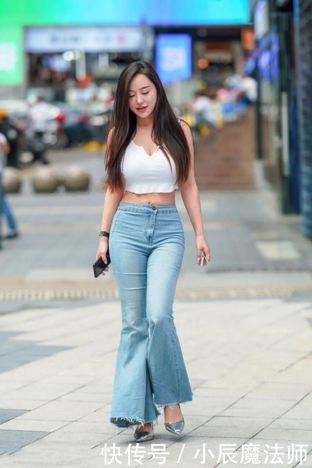 路人街拍,小姐姐选择了清纯的白色,显得时髦又好看