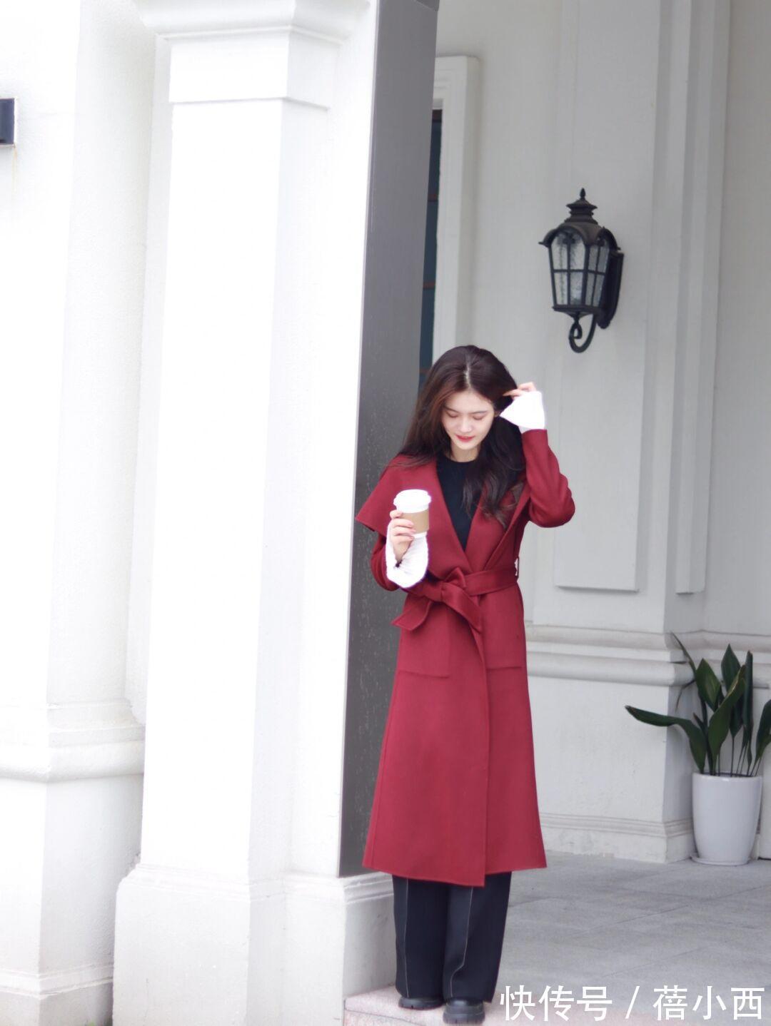 搭配 冬季还是穿“红色大衣”最时髦,搭配黑色或白色,但靠配色就赢了