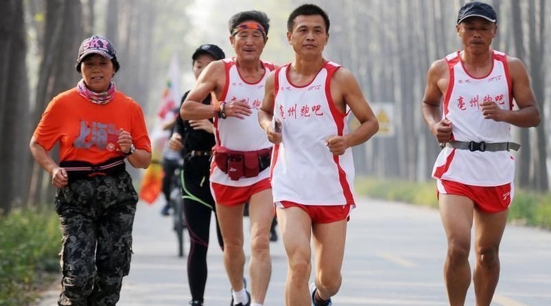 俯卧撑|三个运动你能完成,就说明你的身体还不老,身体还健康