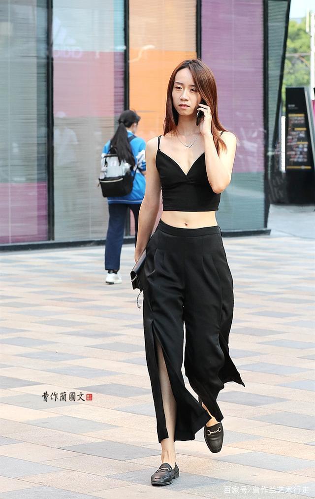 仅仅是多了一道开气,美女的长裤就穿出新感觉,时尚就是拼细节