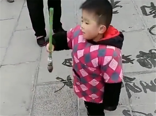 书法@3岁孩子在地上“练字”,书法太好引路人围观:3岁身材30岁功底